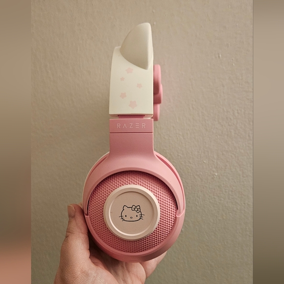 Hello Kitty Razer Kraken Bluetooth Gaming Headset - Picture 2 of 4